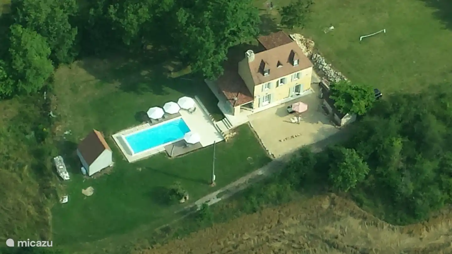 Auf einer Lichtung zwischen den Eichenwäldern