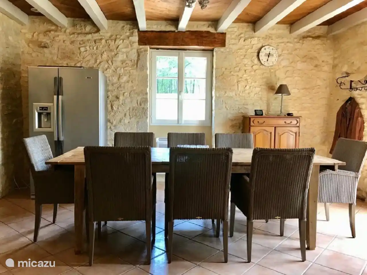 Ein gemütlicher Speisesaal, in dem Sie mit der ganzen Familie entspannen können.