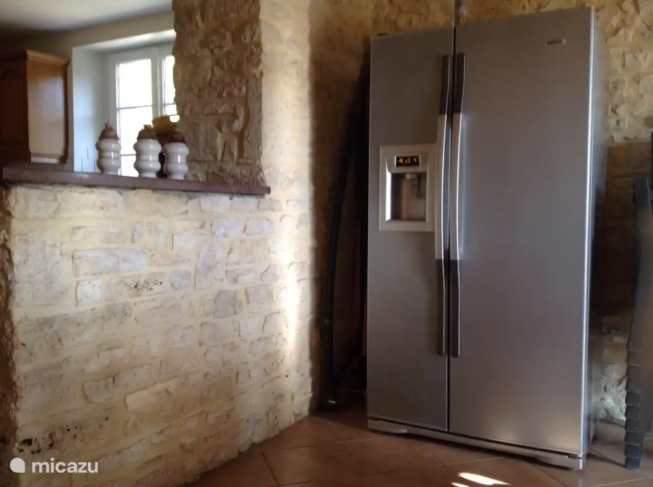 Kühlschrank mit Gefrierfach und Eismaschine.