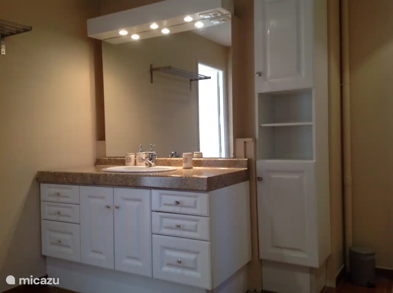 Badezimmer 1. Stock mit Dusche, Waschbecken und Toilette.