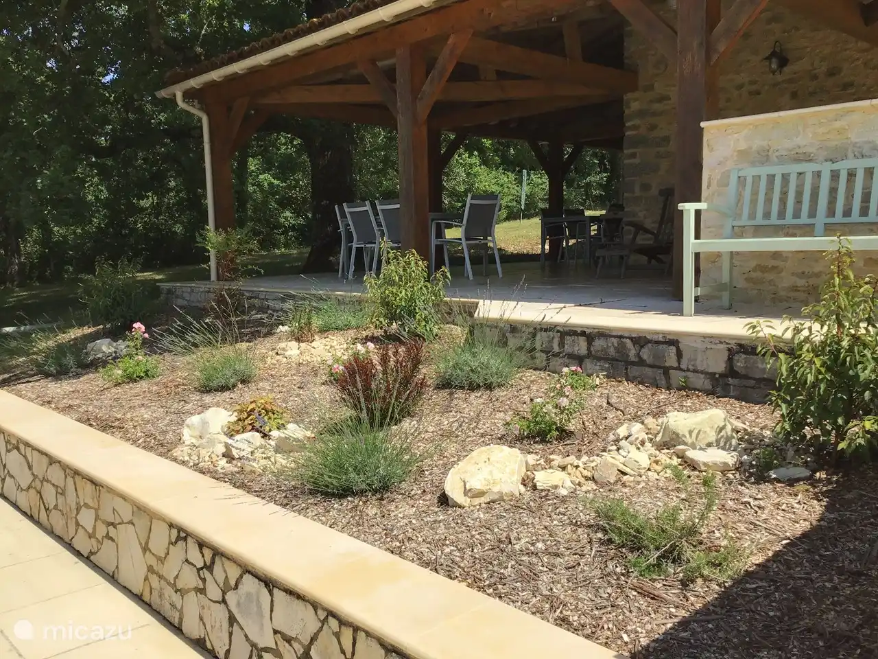 Ziergarten zwischen Terrasse und Swimmingpool