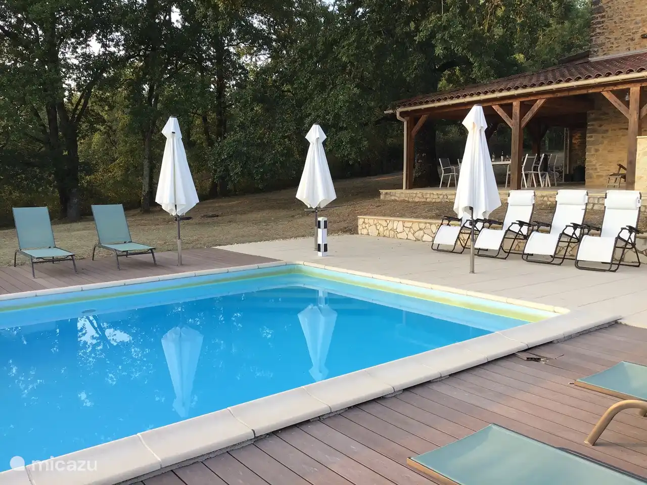 Entspannen Sie in einem der Lafuma-Liegestühle. Gesegnet.