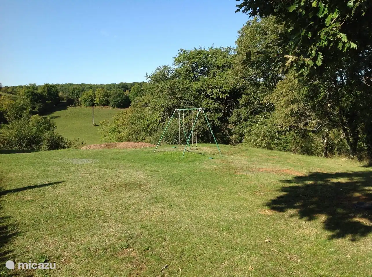 Garten mit Schaukel, wo sich die Kleinen austoben können.