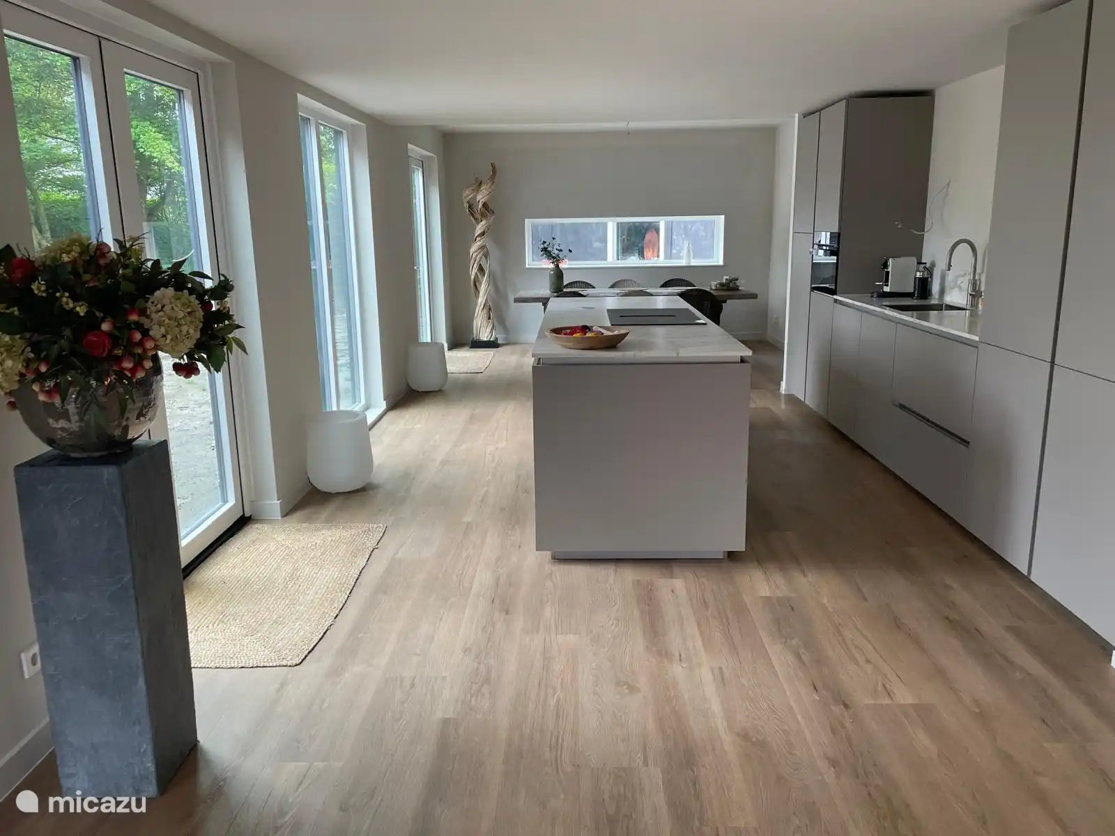 Keuken met er achter de eettafel &amp; stoelen