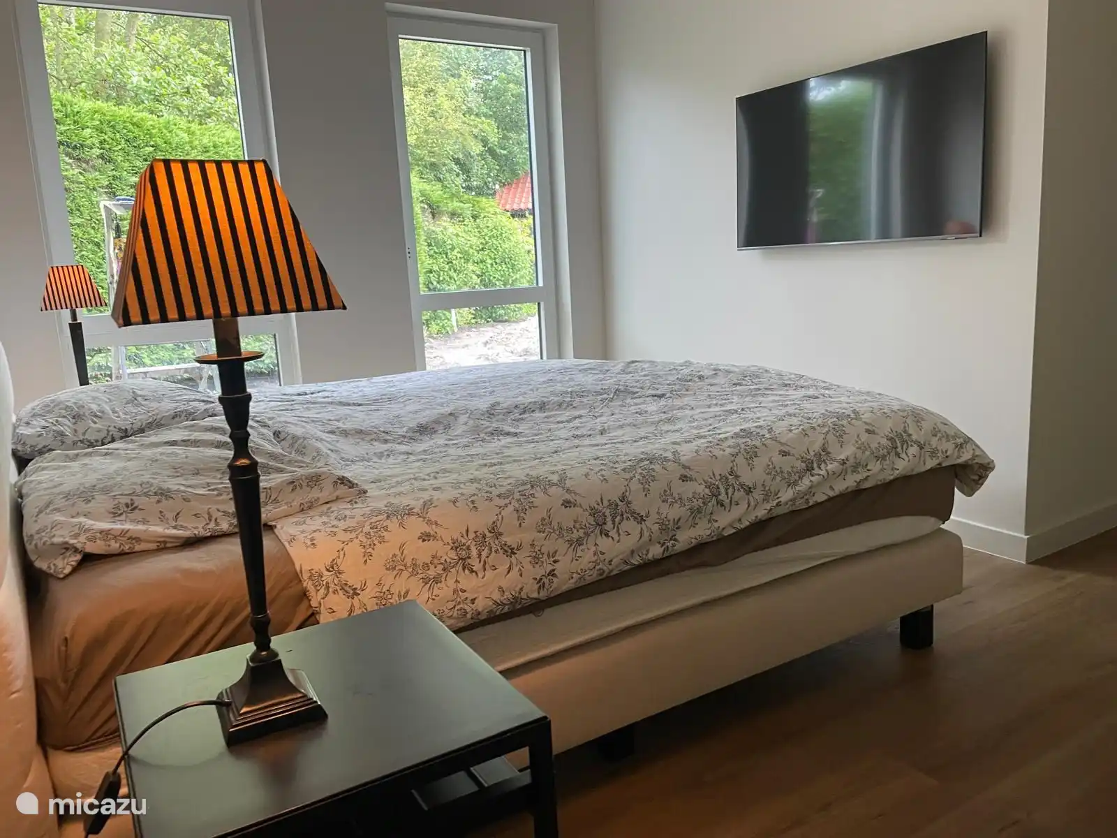 Slaapkamer beneden bgg met eigen aparte badkamer met douche &amp; toilet.