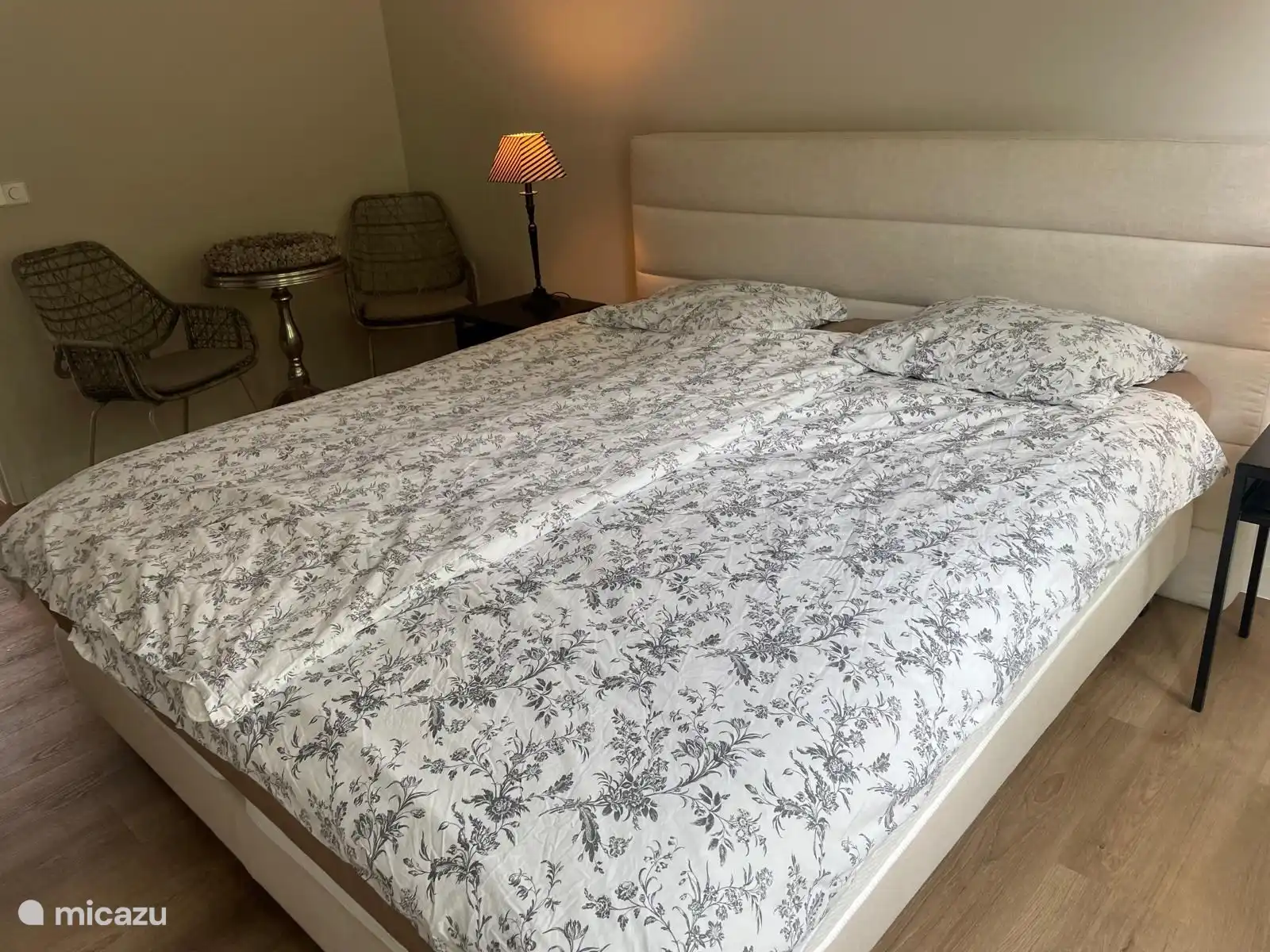 Slaapkamer beneden bgg met eigen aparte badkamer met douche &amp; toilet.