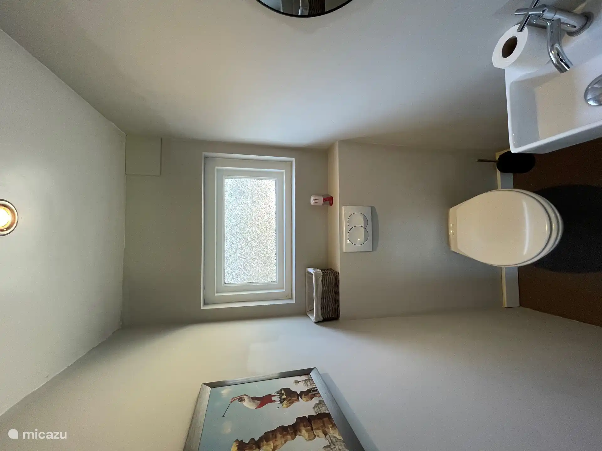 Toilet beneden in vestibule