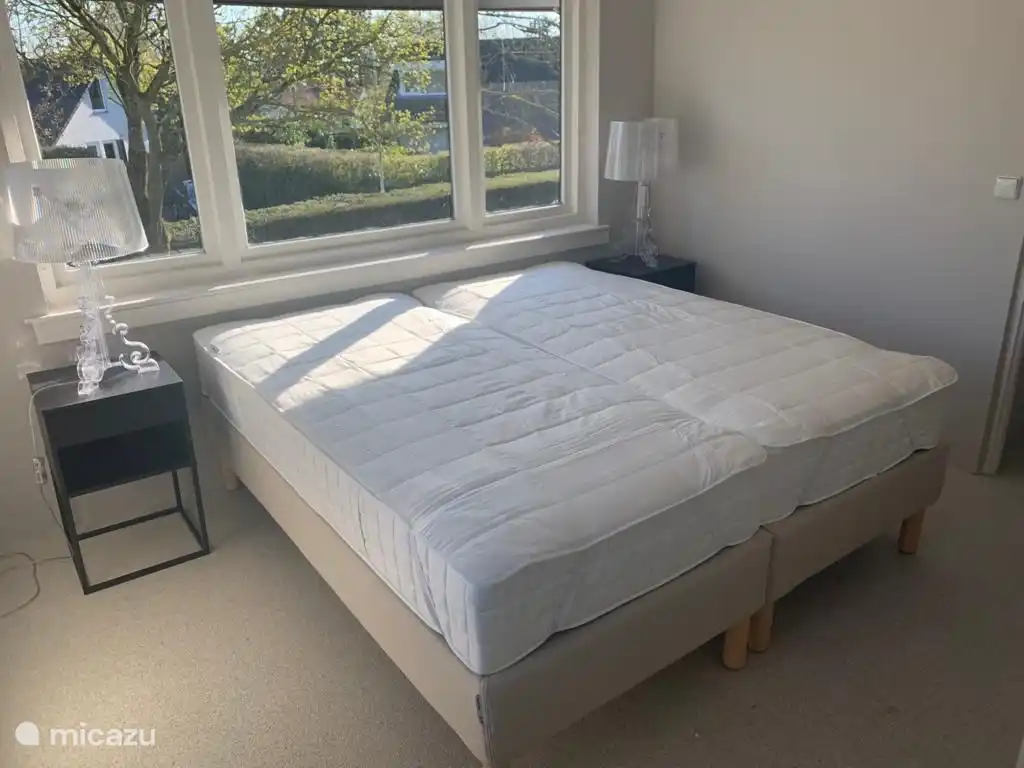 1 van de 3 slaapkamers 1e verdieping, met eigen douche &amp; wastafel.