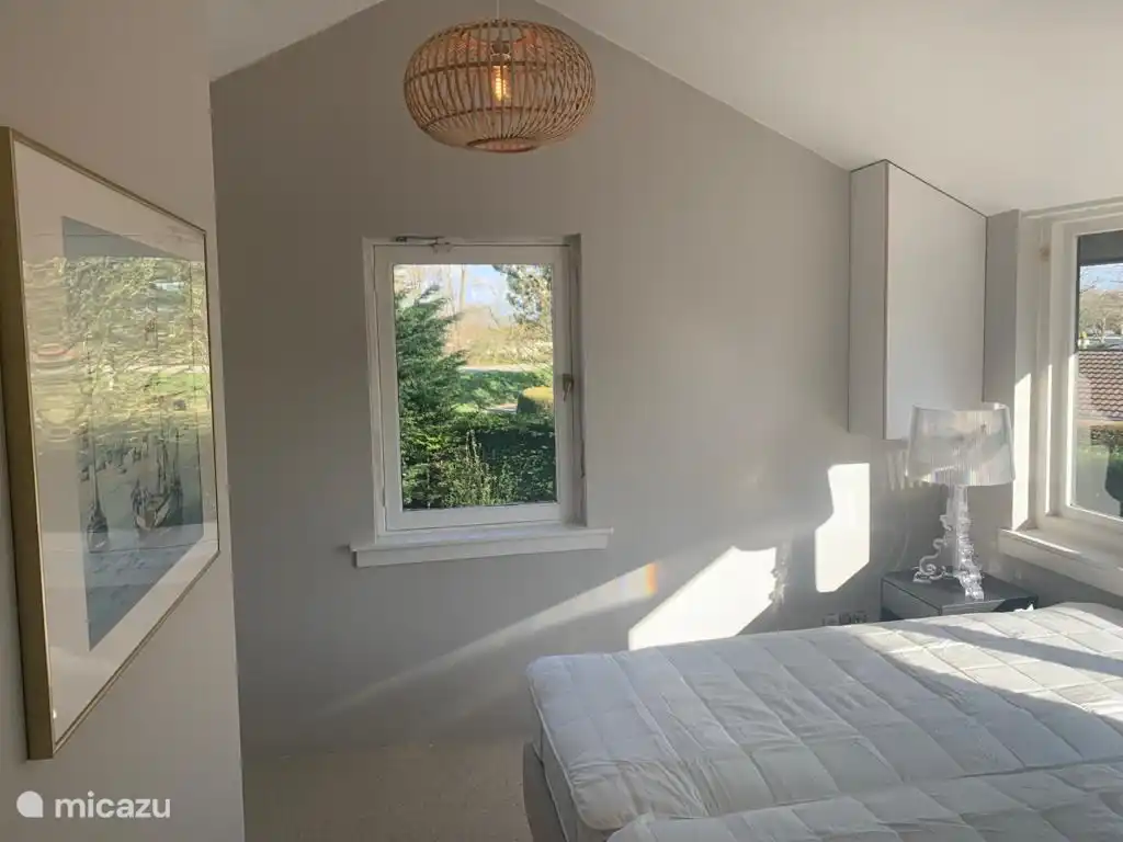 1 van de 3 slaapkamers 1e verdieping, met eigen douche &amp; wastafel.