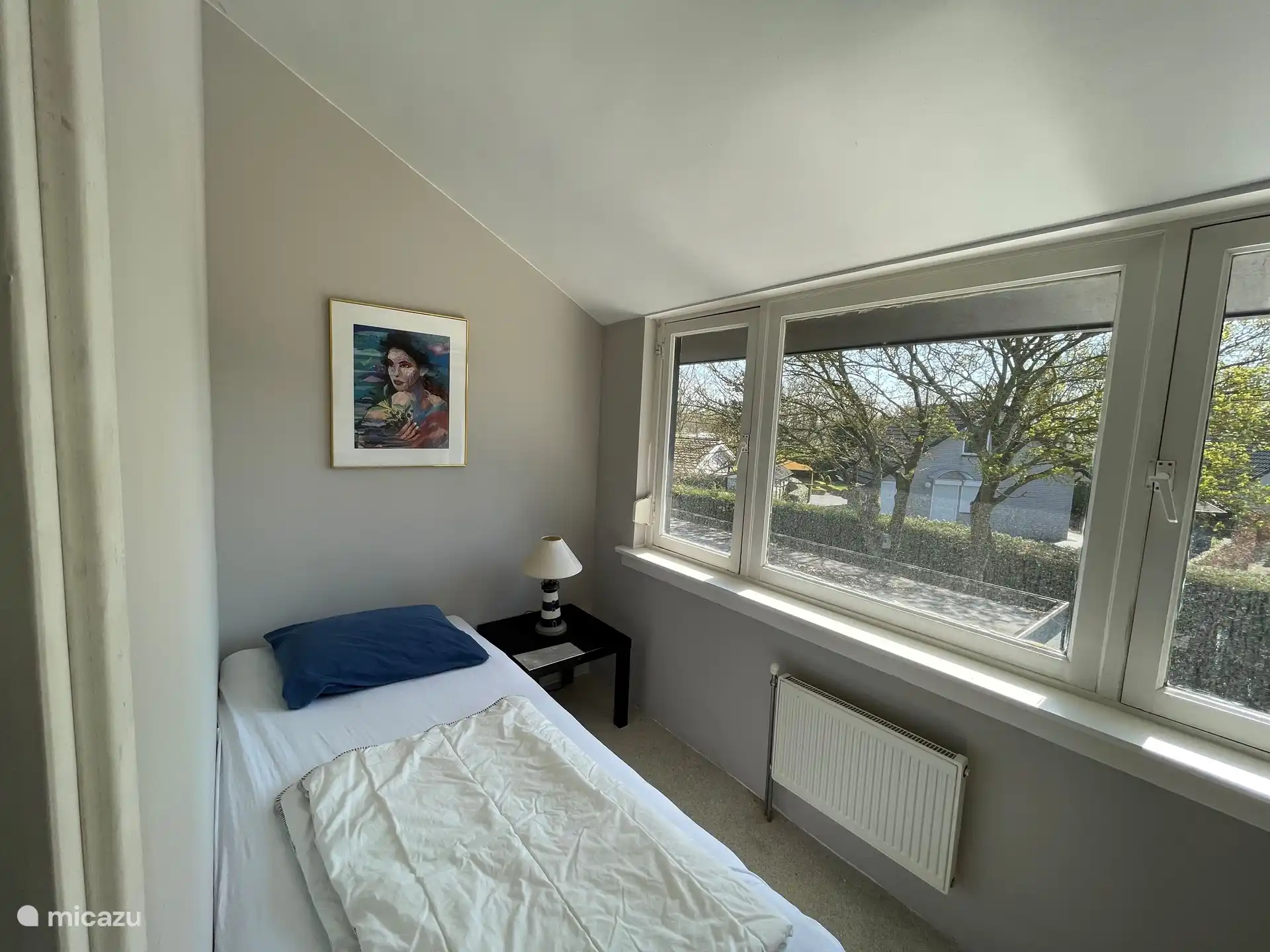 Kleinste van de 3 slaapkamers 1e verdieping.
Voor 1 persoon, zonder eigen douche.