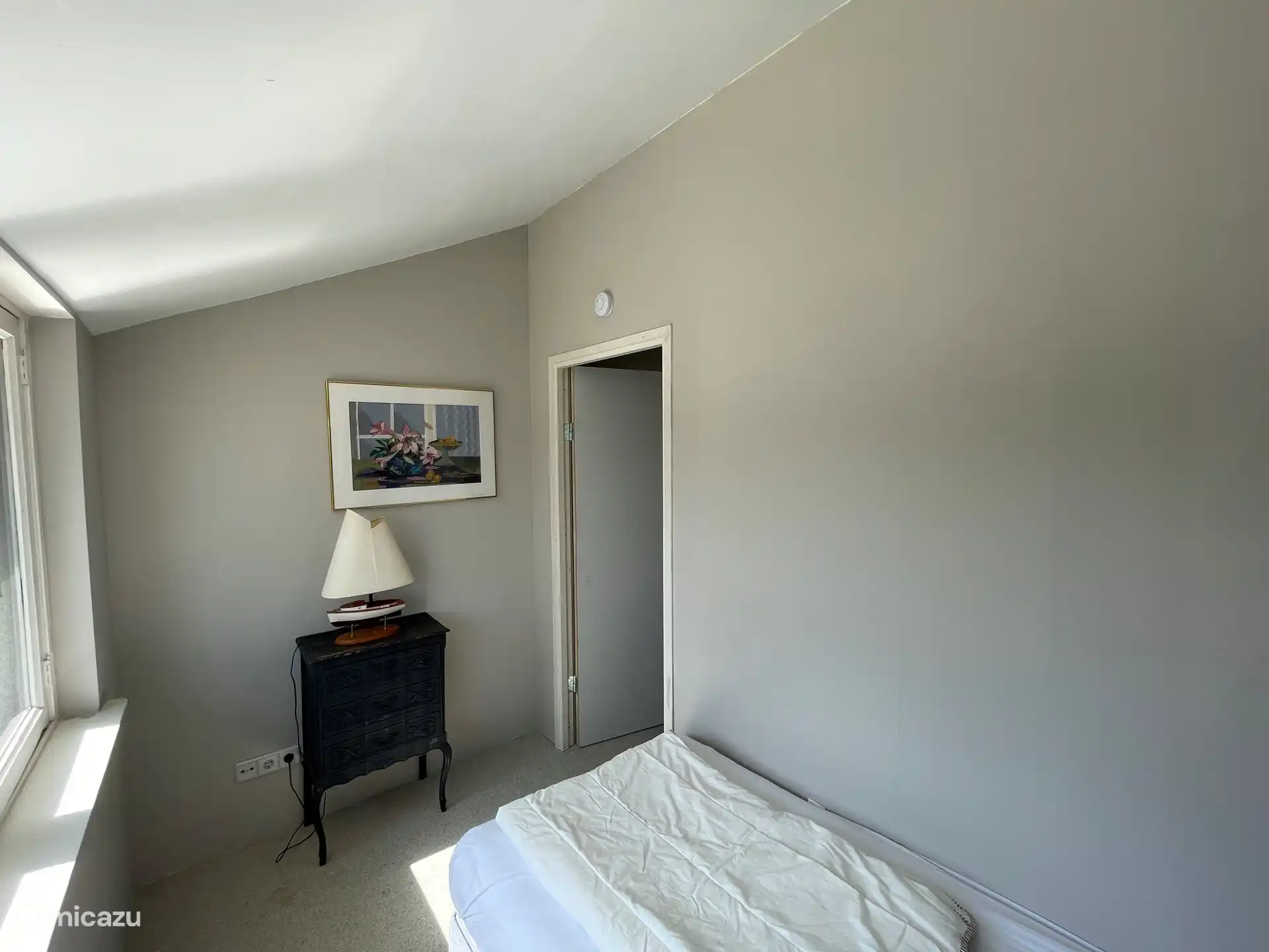 Kleinste van de 3 slaapkamers 1e verdieping.\
Voor 1 persoon, zonder eigen douche.