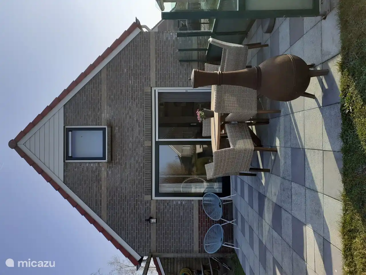 Machen Sie ein Feuer im gusseisernen Terrassenheizstrahler.