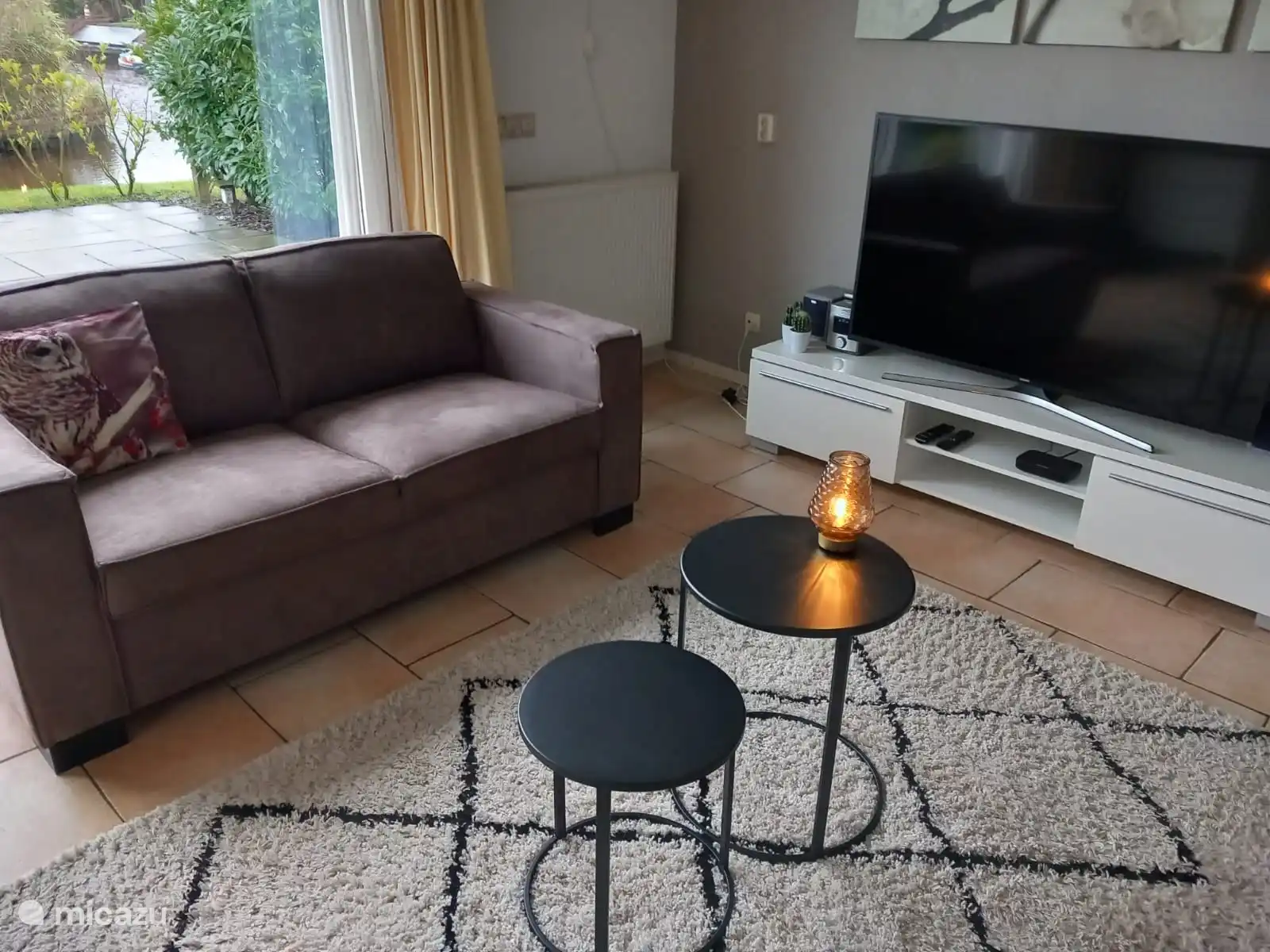 Wohnzimmer, 2x 2-Sitzer-Sofa mit Dachboden. 