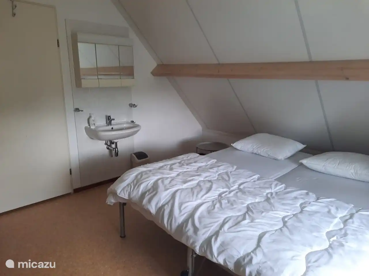 Schlafzimmer 1 im Obergeschoss, mit Waschbecken.