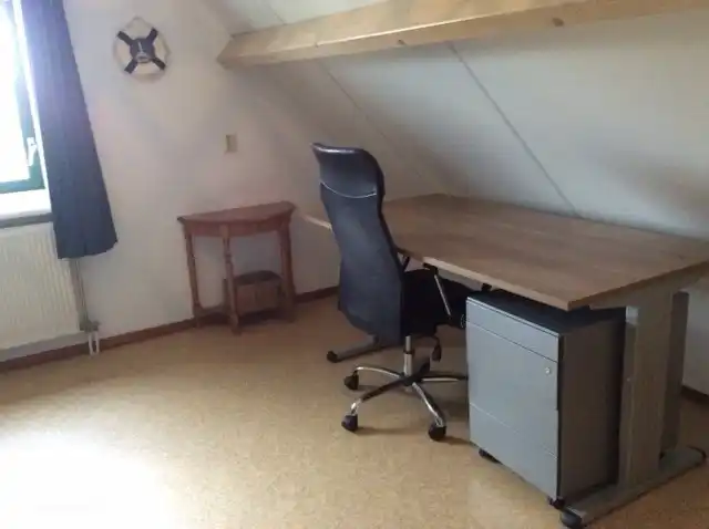 Schreibtisch mit Stuhl vorhanden.