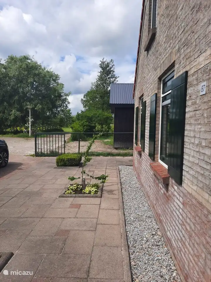 Parkplatz hinter dem Tor.