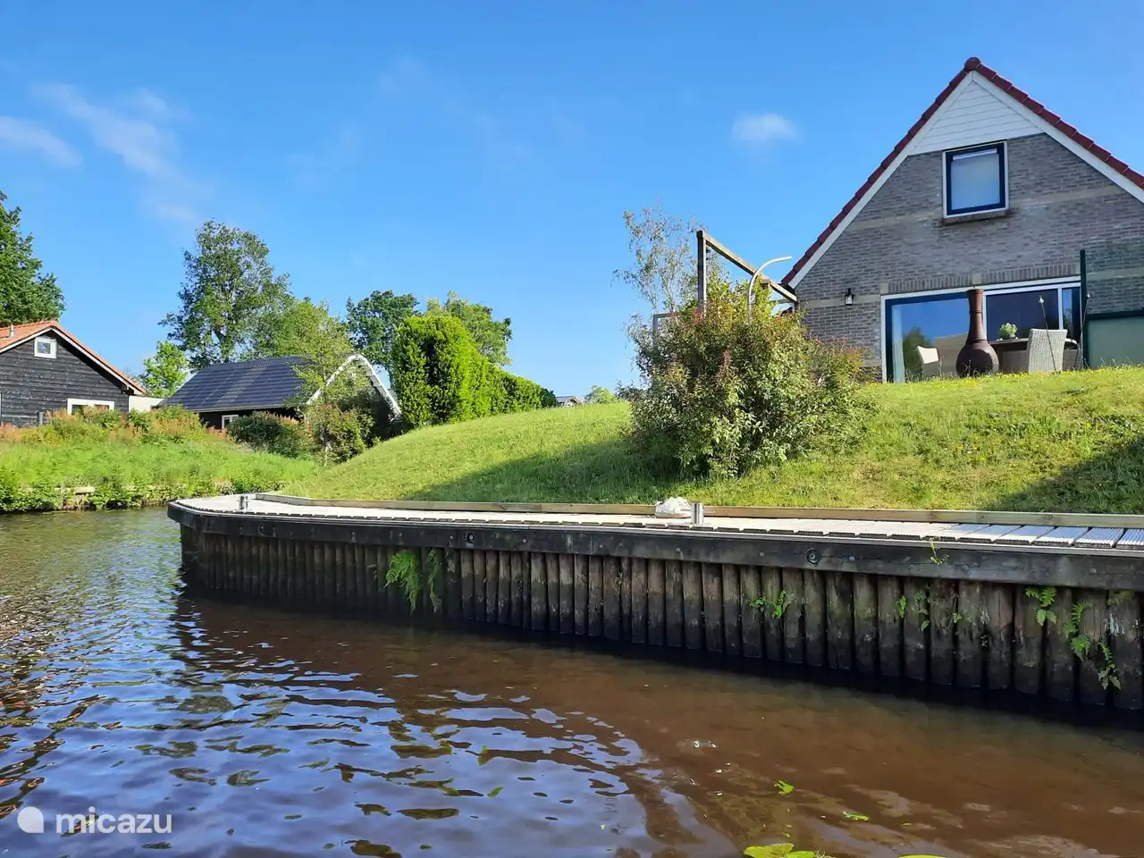 Gerüst hinter dem Haus.