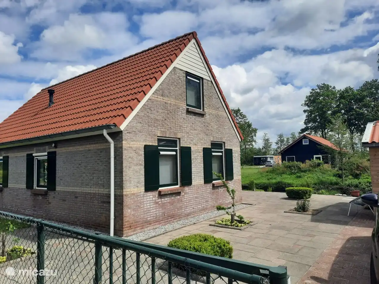 Hinter den 2 Fenstern an der Vorderseite befindet sich das Schlafzimmer im Erdgeschoss.