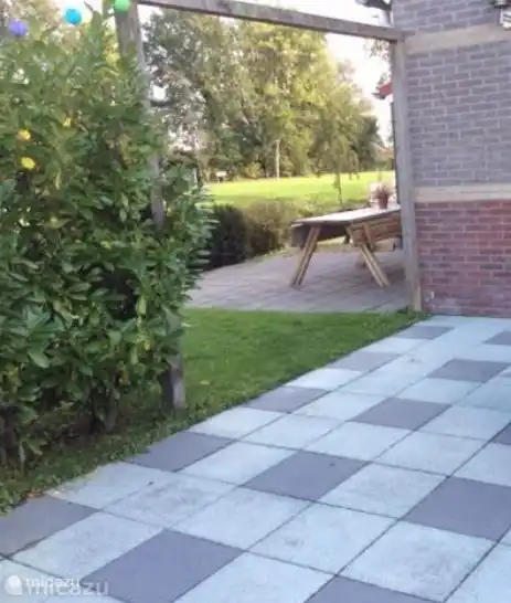 Sitzplätze überall in Schatten und Sonne.