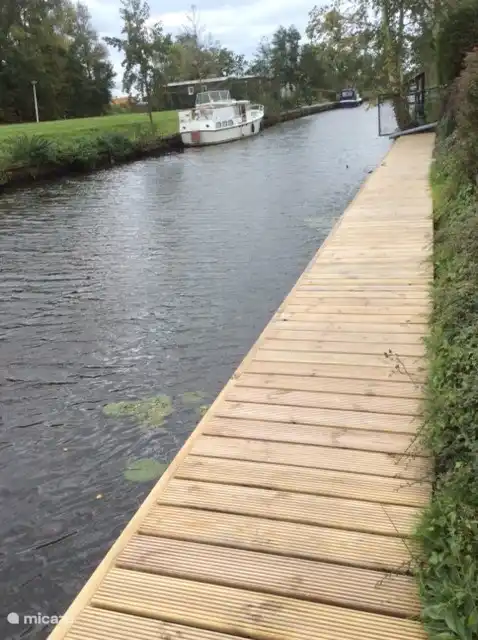Genießen Sie Angeln, Abendessen, Schwimmen und Bootfahren.