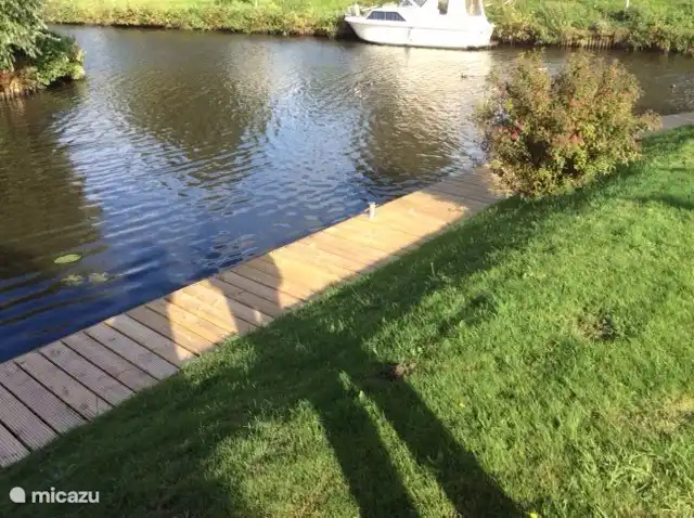 2 Festmacherpoller zum Festmachen eines Bootes.