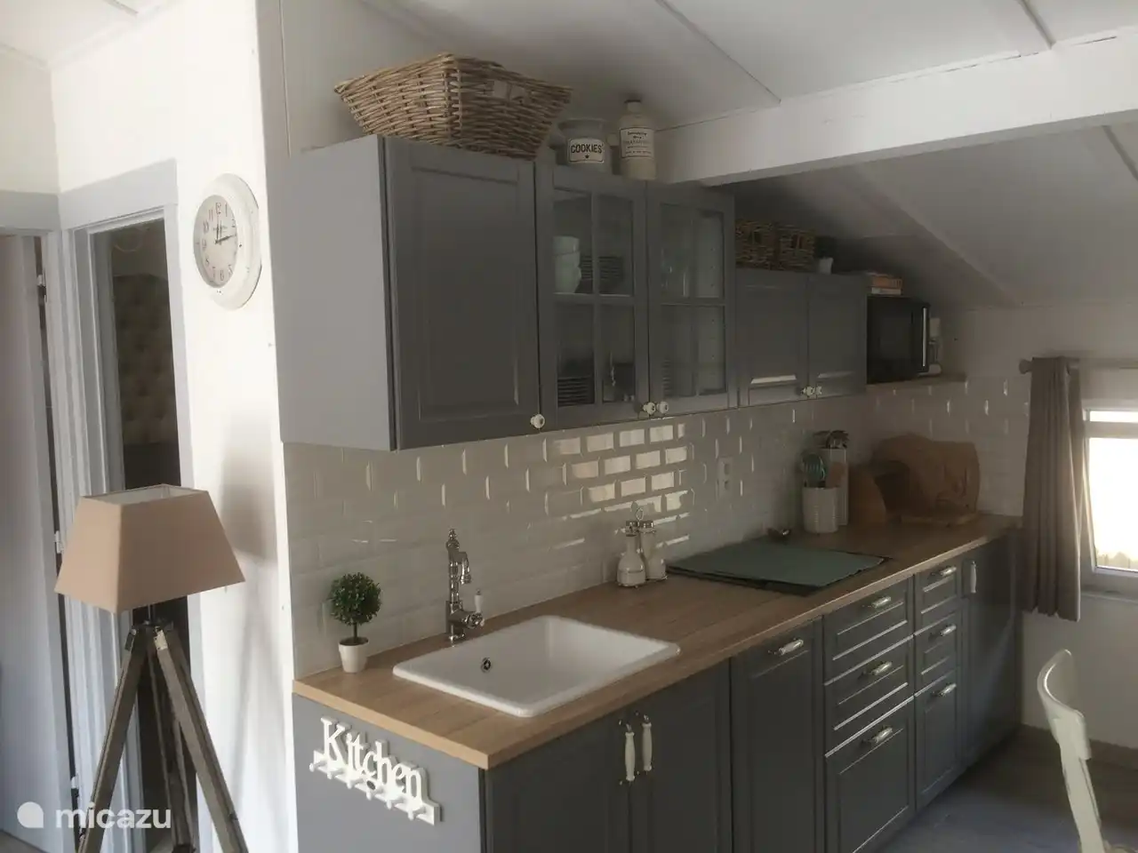 La cocina de campo con todos los electrodomésticos necesarios.