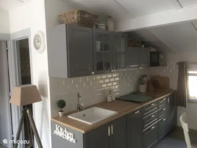 Het Coincidence: un oasis de paz en Bélgica, Costa Belga, Oostduinkerke - casa vacacional La cocina de campo con todos los electrodomésticos necesarios.