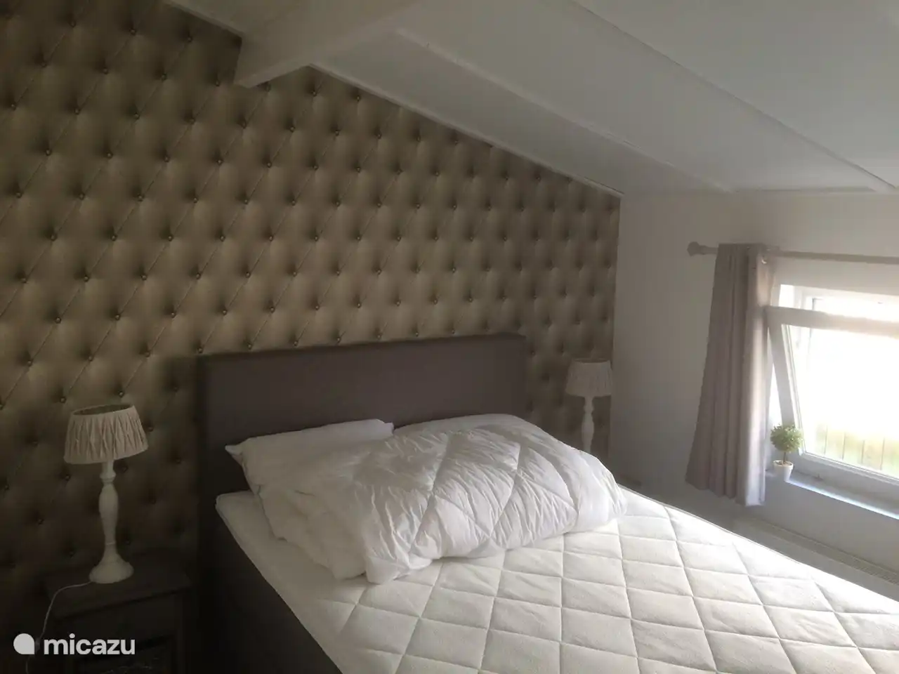 Un amplio dormitorio con somier