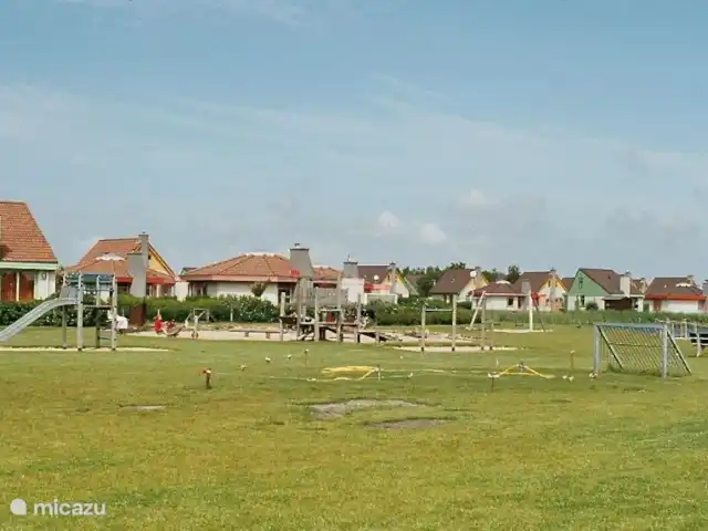 Location de Vacances Pays-Bas, Hollande du Nord, Julianadorp aan Zee, bungalow - De Gele Tulp Il y a aussi un grand terrain de jeu pour les enfants.
