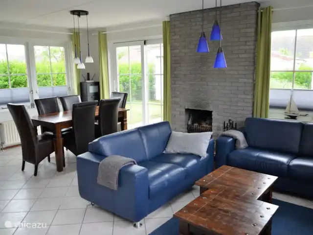 Location de Vacances Pays-Bas, Hollande du Nord, Julianadorp aan Zee, bungalow - De Gele Tulp Il y a aussi une cheminée dans le salon confortable.