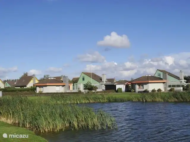 Albatros 51 Julianadorp aan Zee huren in Nederland, Noord-Holland, Julianadorp aan Zee - bungalow De huizen aan het meer van het park.