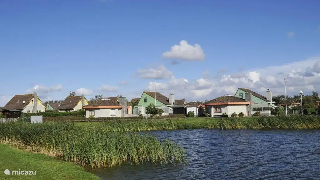 Maisons donnant sur l'eau du parc.