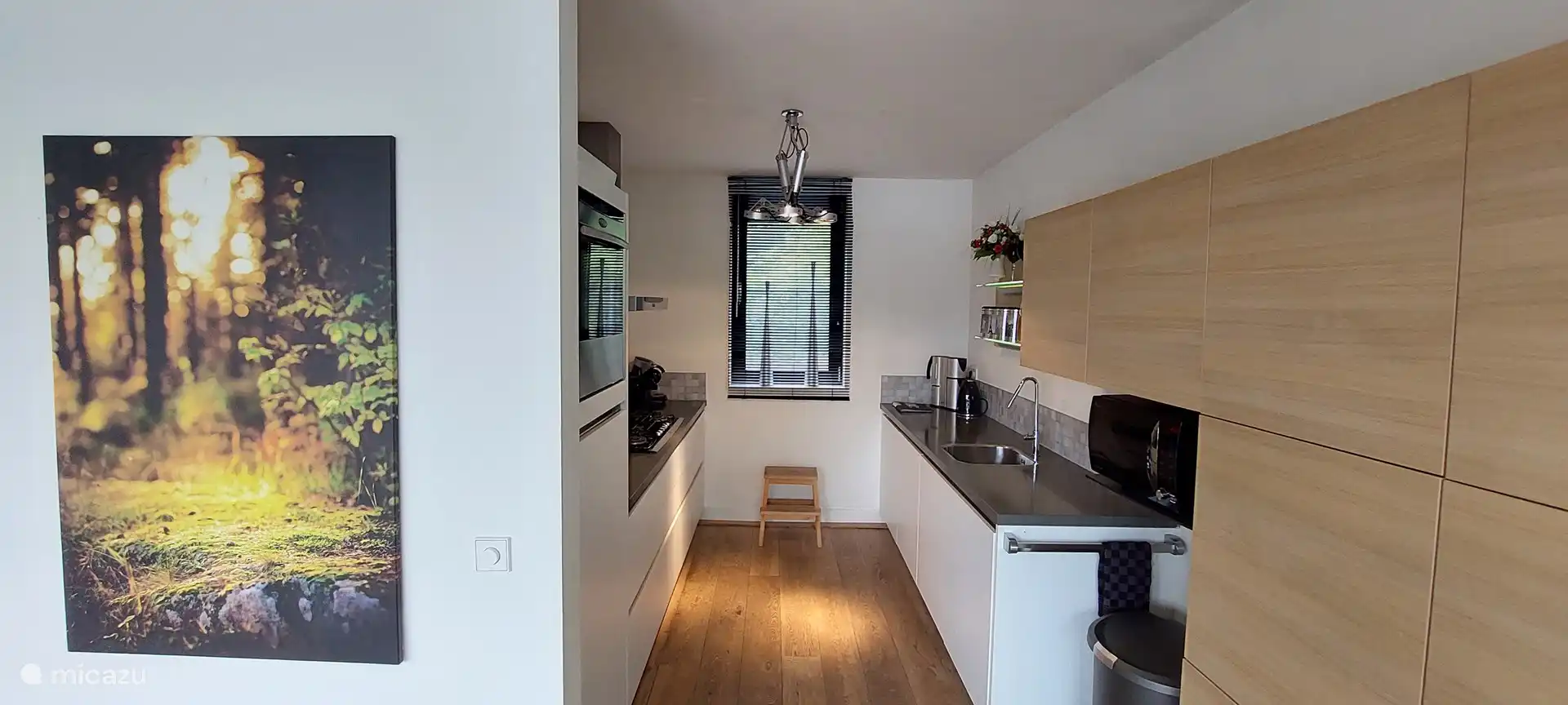 La cuisine est bien équipée avec des appareils et des ustensiles