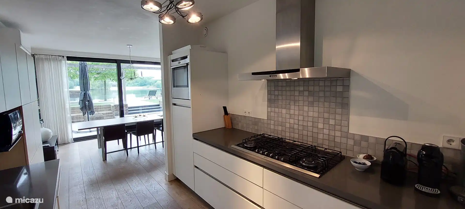 Cuisinière à six feux avec four Neff qui offre de nombreuses options pour les amateurs de cuisine