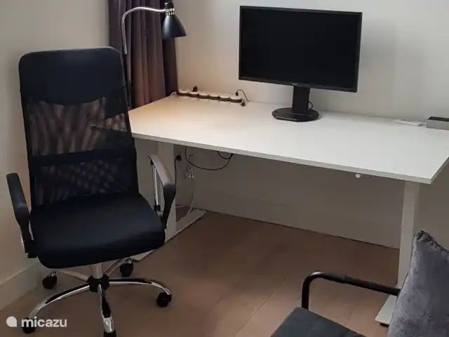 Casa de vacaciones Twente en Países Bajos, Overijssel, Westerhaar - villa En la cuarta habitación también hay un escritorio regulable en altura con pantalla y conexión a red.