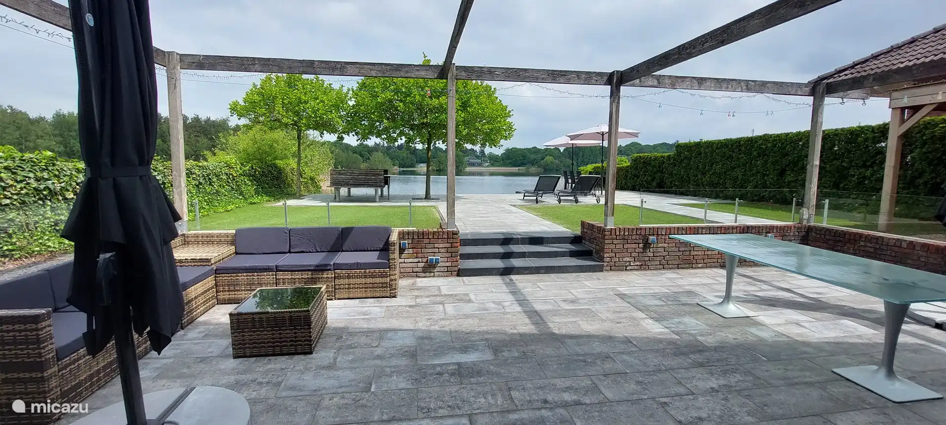 Coin salon spacieux directement derrière les portes coulissantes du séjour