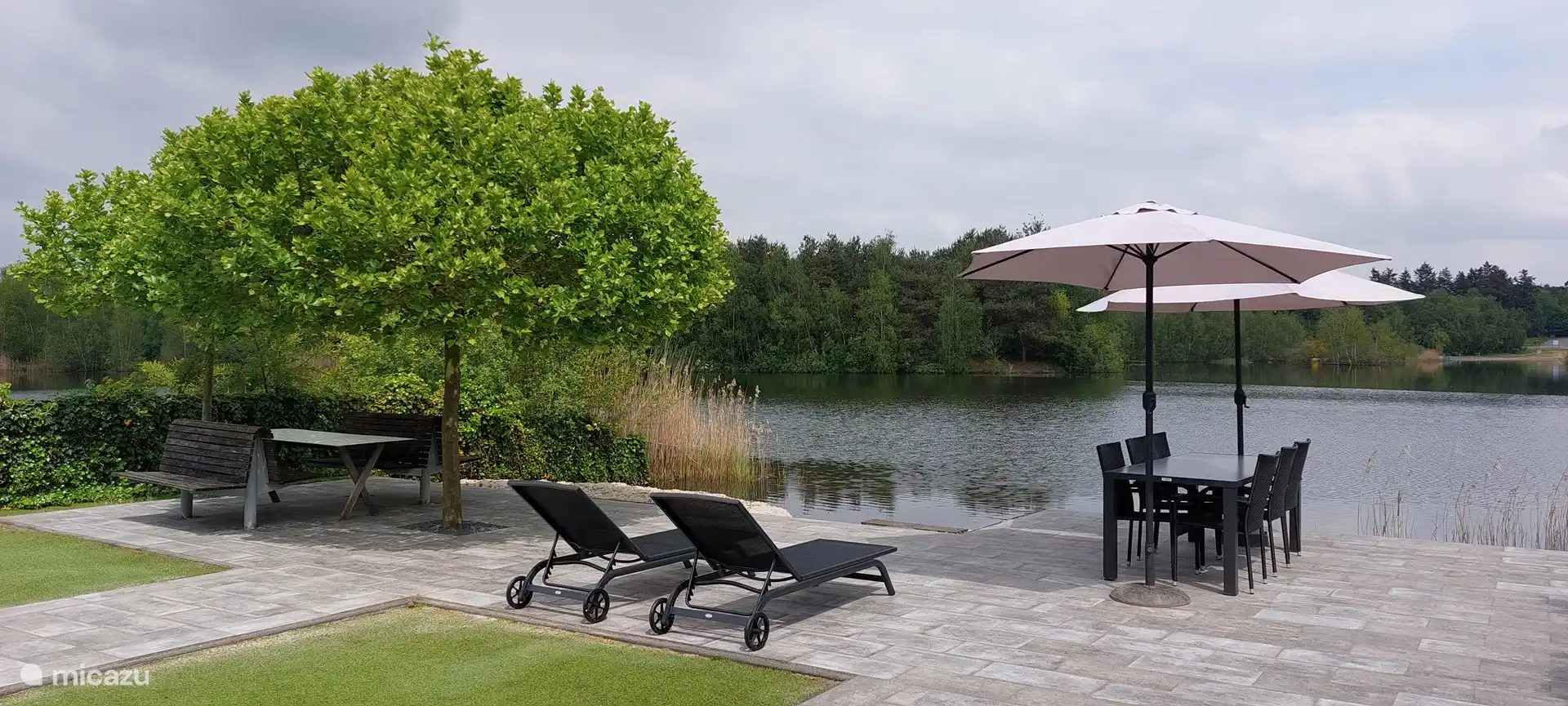 Terrasse avec vue sur l'eau