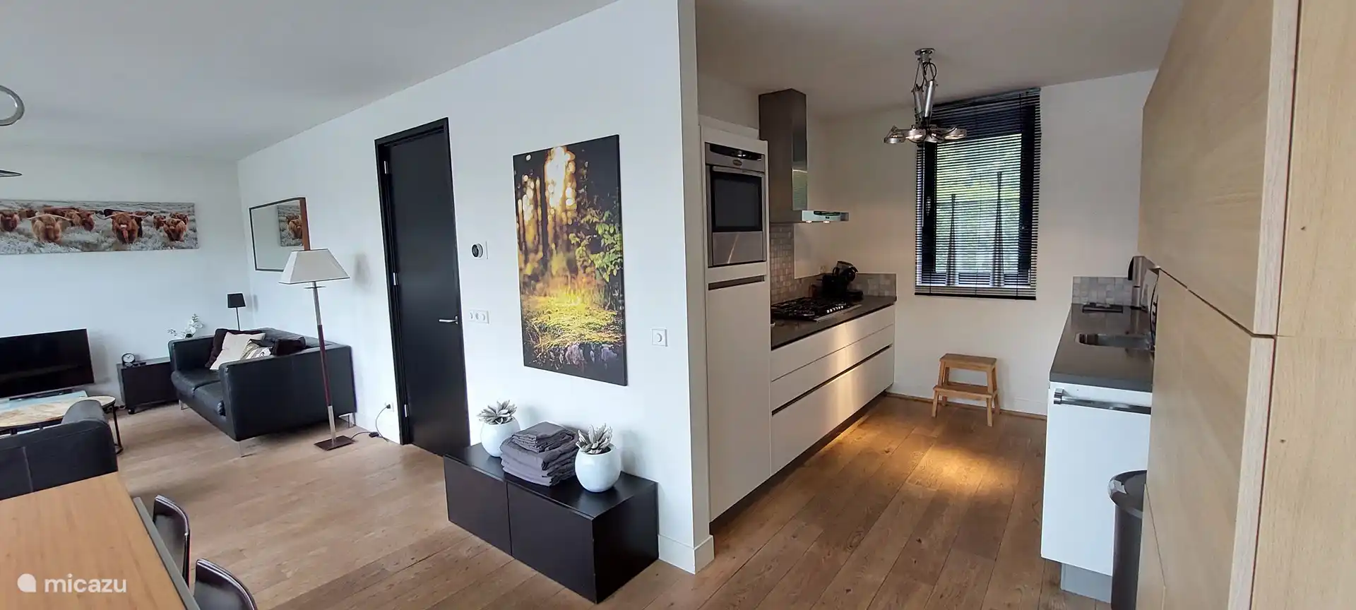 La cuisine spacieusement équipée est directement reliée au salon