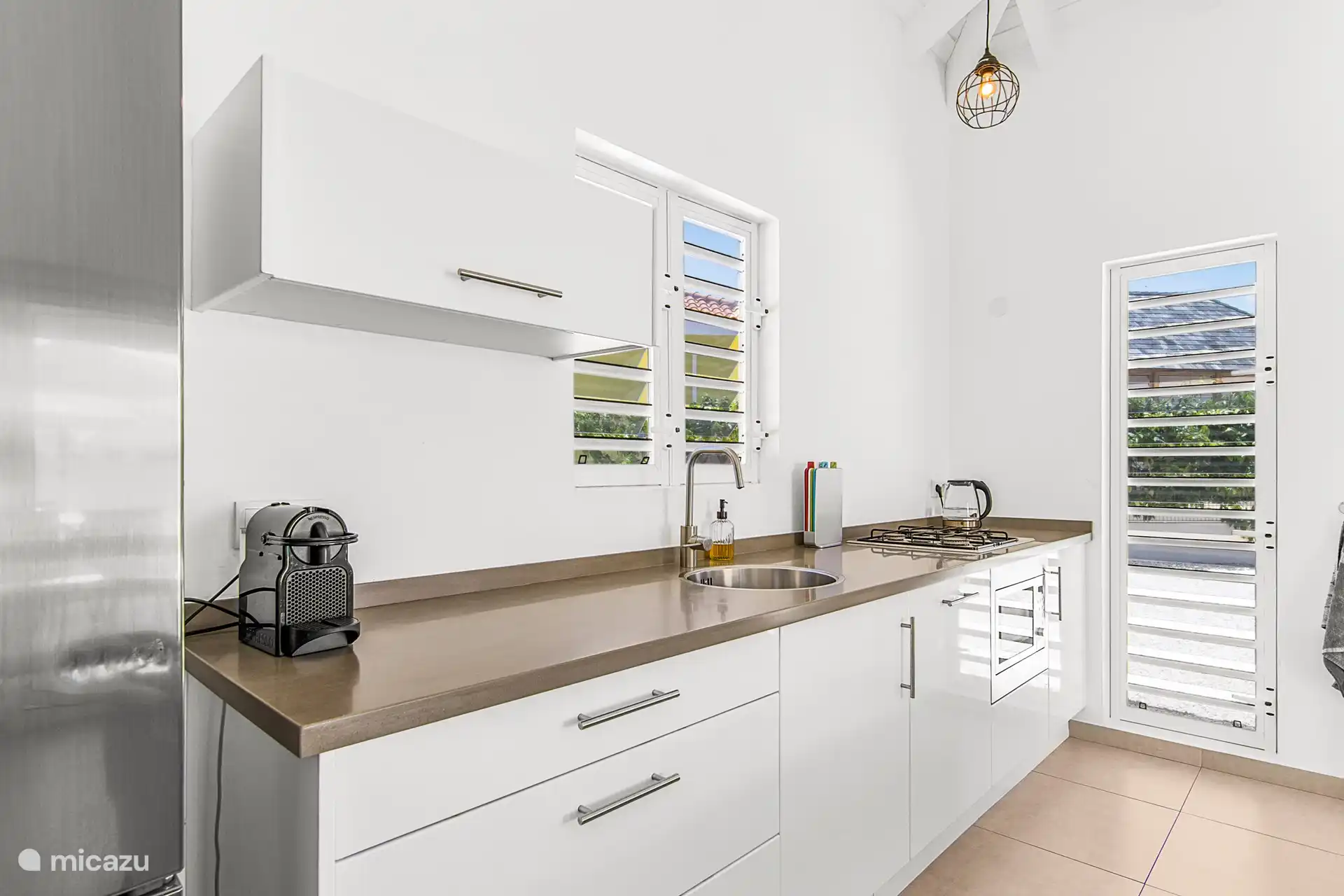 Compleet ingerichte keuken inclusief vaatwasmachine.