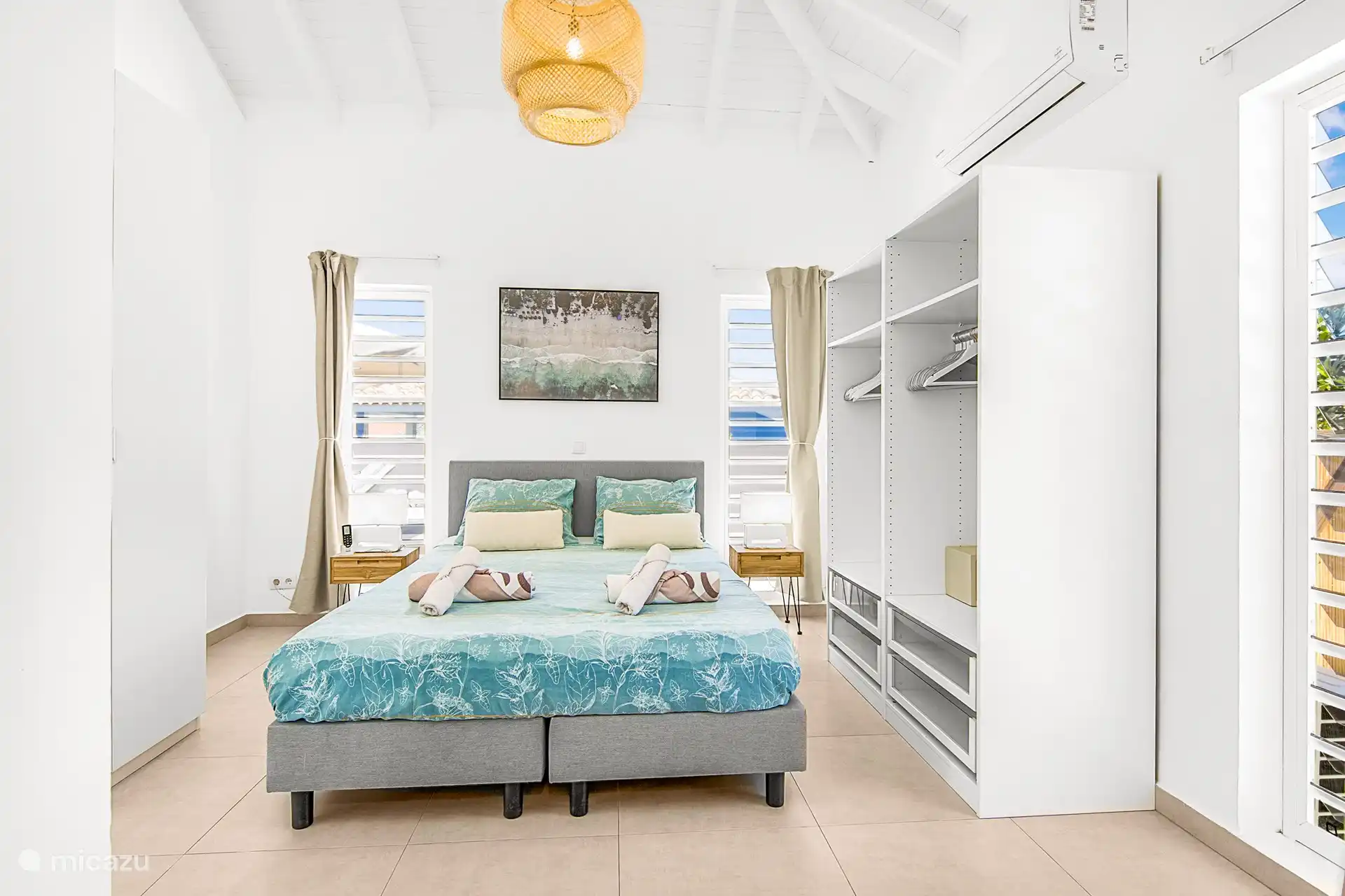 Ruime slaapkamer met airconditioning.