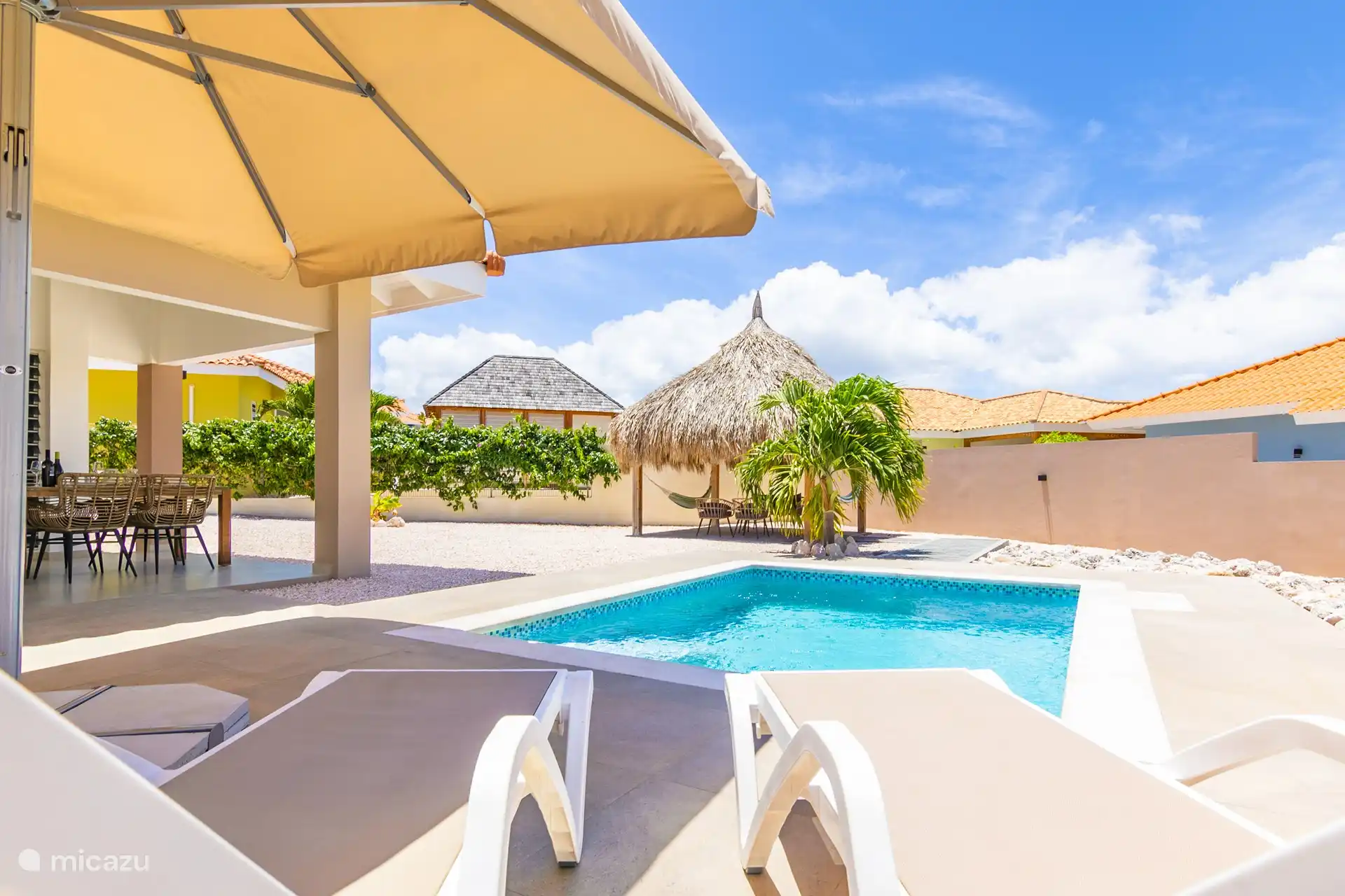 Genieten aan het zwembad. U kunt kiezen waar u wilt liggen, in de zon of in de schaduw onder de grote parasol.