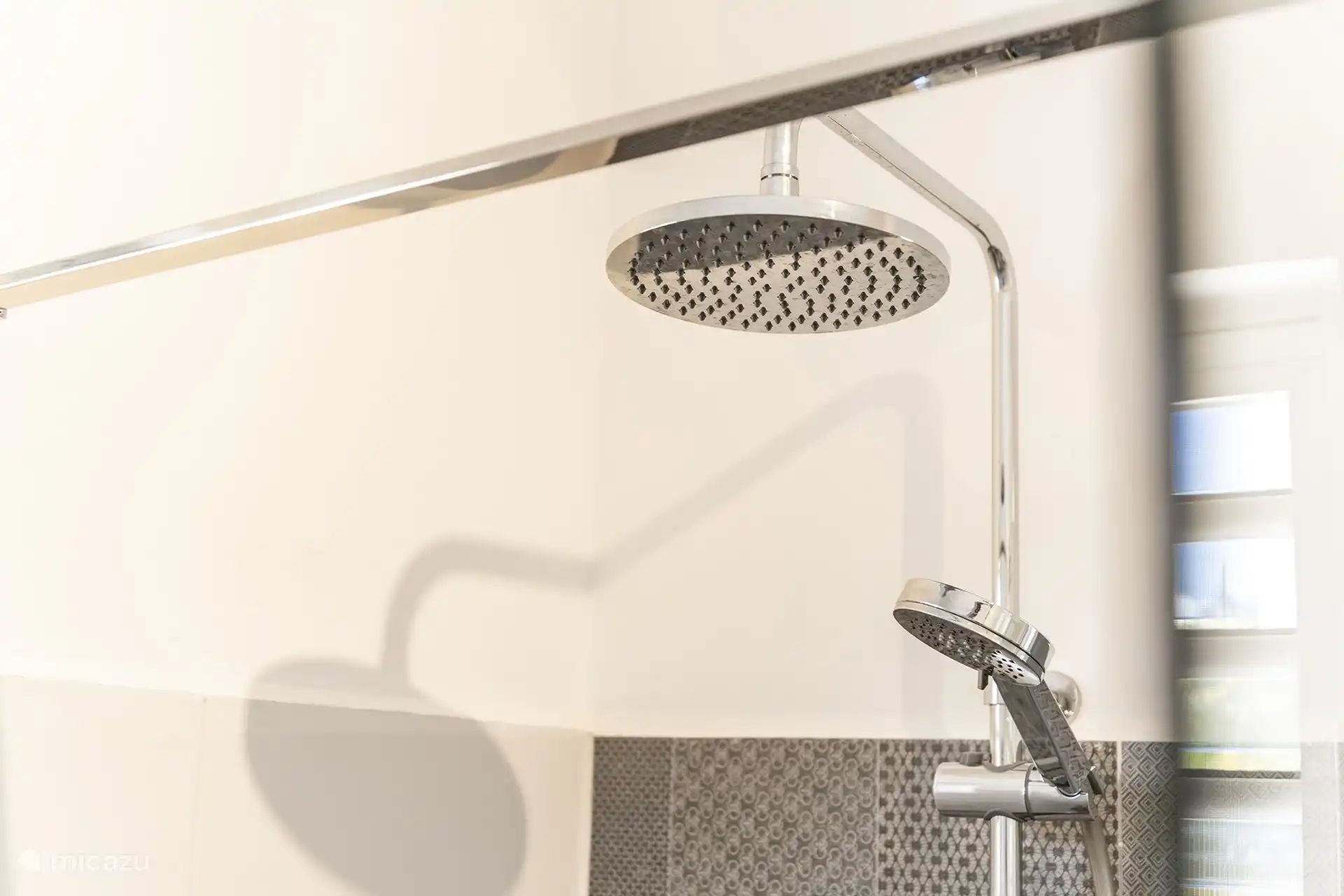 Heerlijk regendouche met warm water.