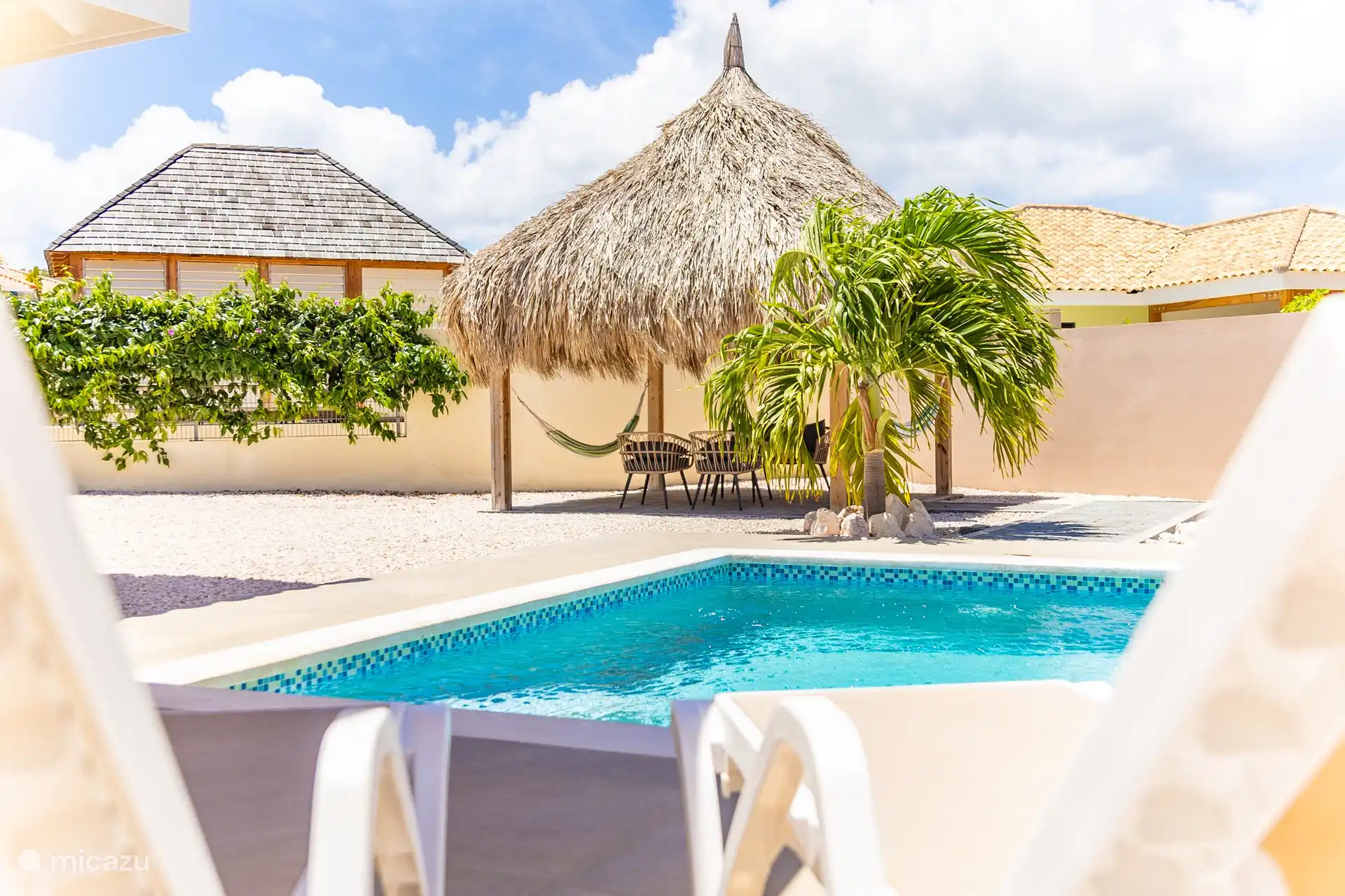 Genieten aan het zwembad.