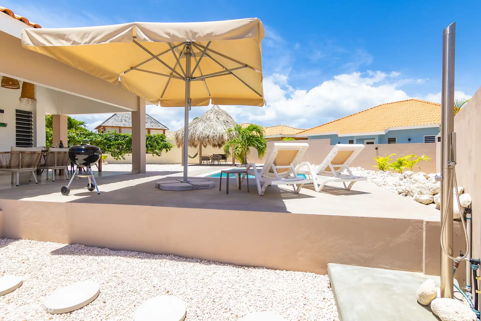 Heerlijke buitendouche aanwezig.