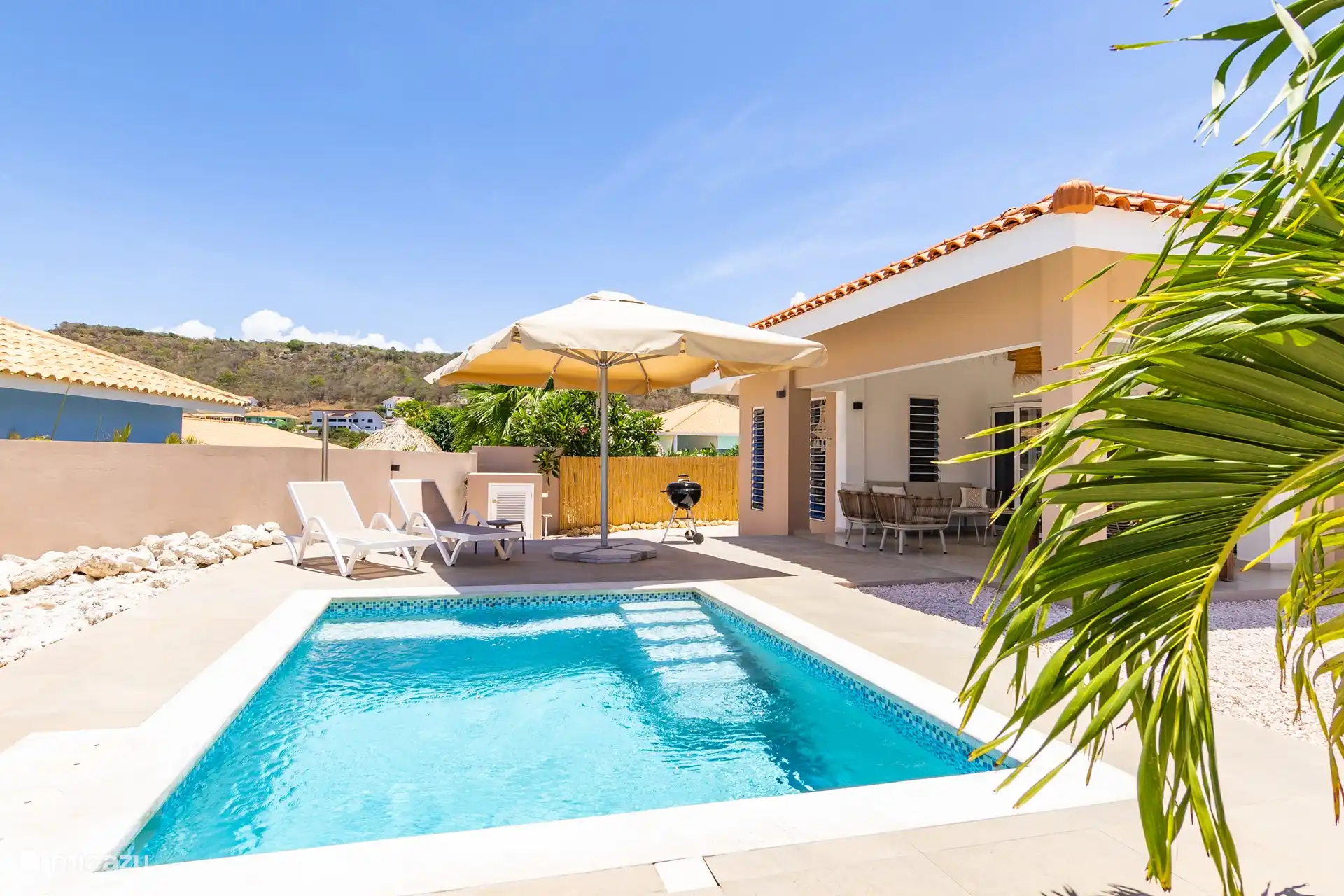 Op het bankje in het zwembad kun je heerlijk van je drankje genieten.