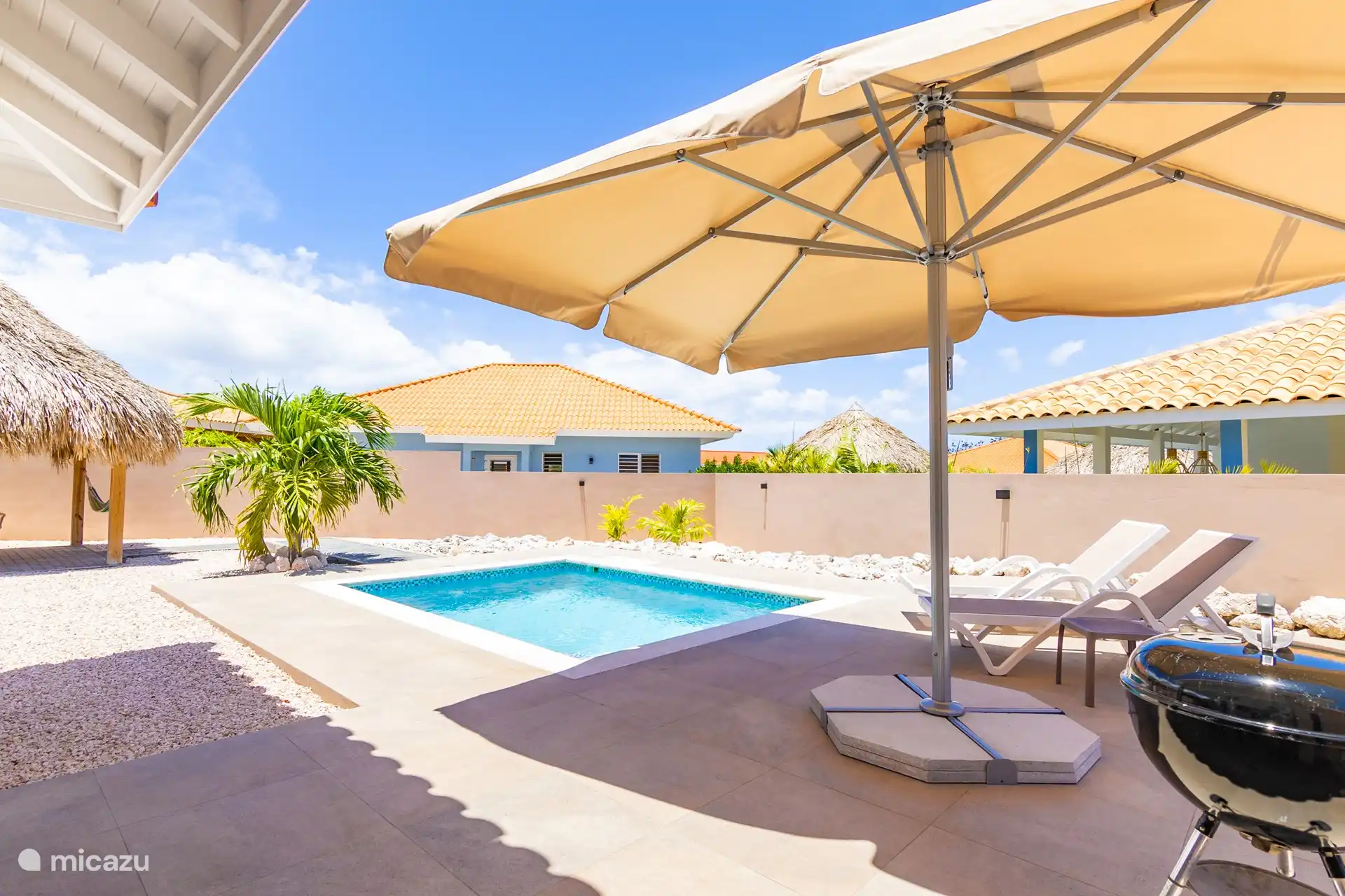 Volledige privacy door de nieuw geplaatste erfscheidingsmuur in April 2023.