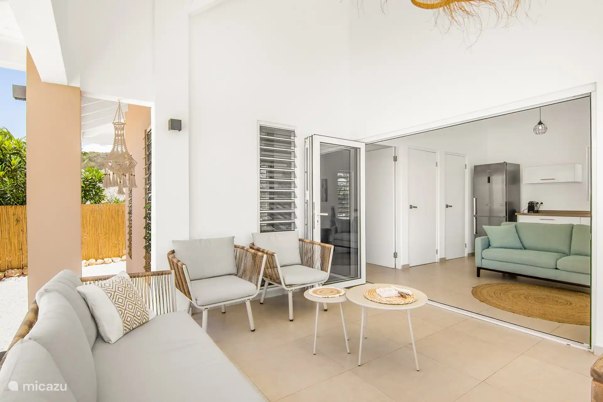 Betrek de woonkeuken bij buiten door de schuifpui open te zetten.