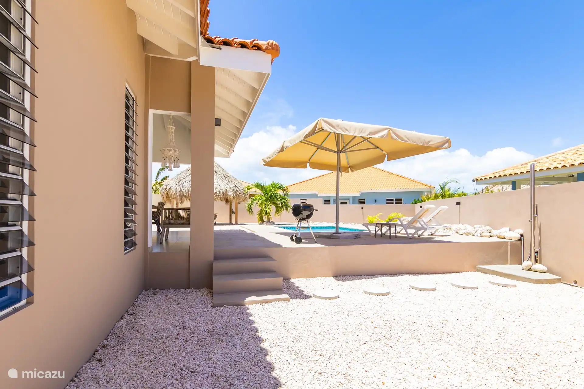 Pad naar de buitendouche.