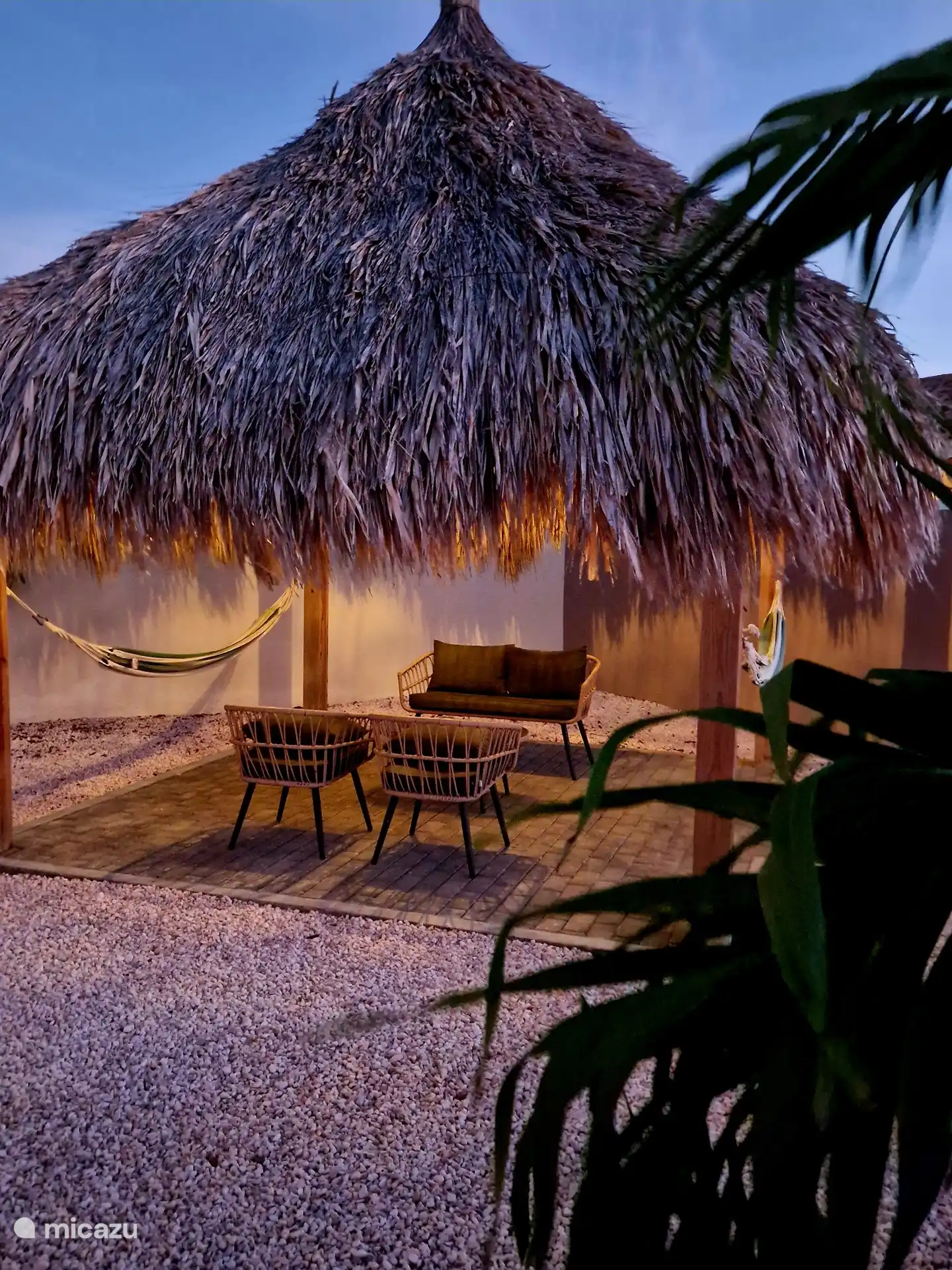 Sfeervolle verlichting in de palapa.