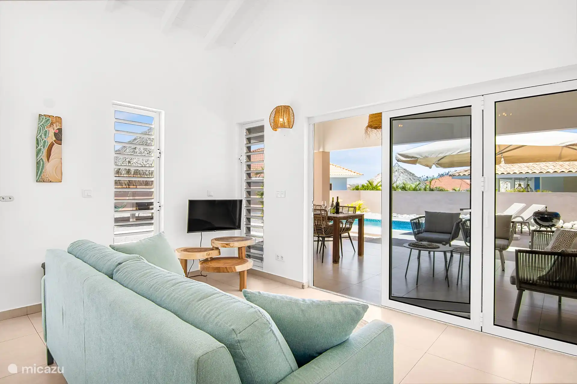 Genieten met een uitzicht vanuit de woonkeuken, De schuifpui kan helemaal open geschoven worden zodat je de woonkeuken bij het overdekt terras betrekt.
